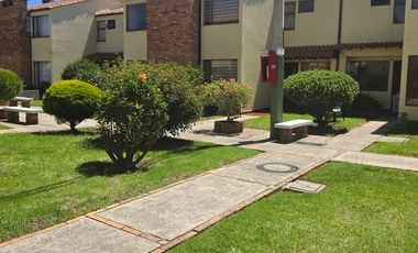 Se arrienda acogedora casa de estilo tradicional y arquitectura antigua, ubicada en una de las mejores zonas urbanas de Chía. Su ubicación estratégica
