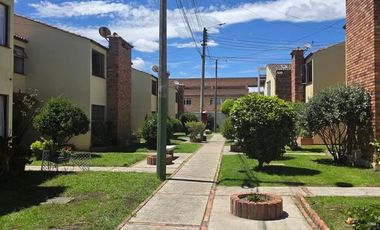 Se arrienda acogedora casa de estilo tradicional y arquitectura antigua, ubicada en una de las mejores zonas urbanas de Chía. Su ubicación estratégica