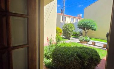 Se arrienda acogedora casa de estilo tradicional y arquitectura antigua, ubicada en una de las mejores zonas urbanas de Chía. Su ubicación estratégica