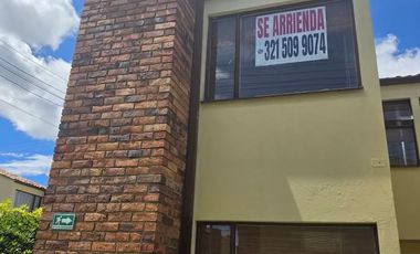 Se arrienda acogedora casa de estilo tradicional y arquitectura antigua, ubicada en una de las mejores zonas urbanas de Chía. Su ubicación estratégica