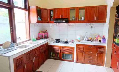 rumah luas mewah tengah kota solo