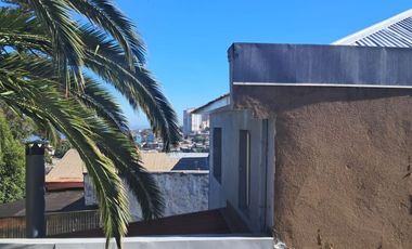 REBAJADA Se vende casa en Valparaiso, 2 dormitorios 1 escritorio, 1 baño, Valor $ 74.000.000