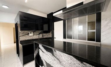 Moderno dúplex remodelado de dos niveles en Cerro de Camacho