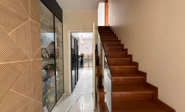 Moderno dúplex remodelado de dos niveles en Cerro de Camacho