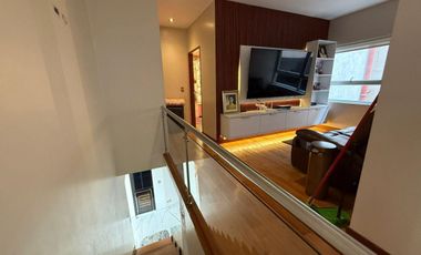 Moderno dúplex remodelado de dos niveles en Cerro de Camacho