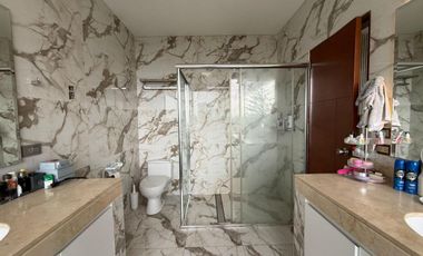 Moderno dúplex remodelado de dos niveles en Cerro de Camacho