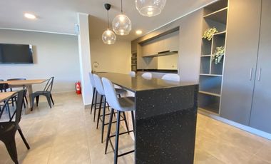 Moderno departamento en arriendo con dos dormitorios un baño estacionamiento y bodega