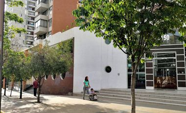 Hamburgo con Irarrázaval, Metro Villa Freire
