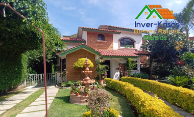 CASA EN RENTA ANUAL EN LOMAS DE COCOYOC, ALBERCA AMUEBLADA