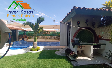 CASA EN RENTA ANUAL EN LOMAS DE COCOYOC, ALBERCA AMUEBLADA