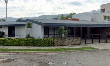 CASA EN JALISCO MUY AMPLIA, ACABADOS DE LUJO, CUENTA CON TODOS LOS SERVICIOS Y AMENIDADES.