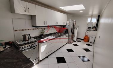 Hermosa Casa de Dos Pisos Ampliada con 3 Dormitorios, 2 Baños, Villa El Sol, Comuna de San Bernardo.