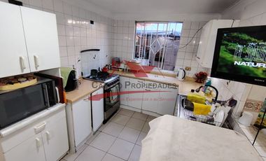 Hermosa Casa de Dos Pisos, 3 Dormitorios, 2 Baños, Villa Los Portones, Comuna de Quilicura.