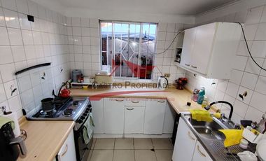 Hermosa Casa de Dos Pisos, 3 Dormitorios, 2 Baños, Villa Los Portones, Comuna de Quilicura.