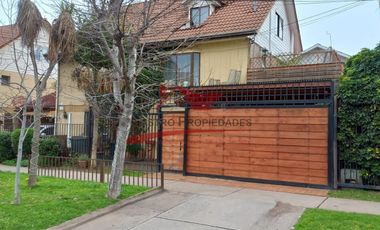 Hermosa Casa Tres Pisos, 4 Dormitorios, 4 Baños, Calle Septimo de Linea, Villa Los Altos de Quilicura.