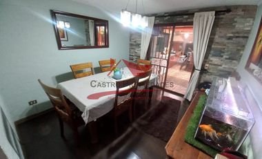 Hermosa Casa Tres Pisos, 4 Dormitorios, 4 Baños, Calle Septimo de Linea, Villa Los Altos de Quilicura.
