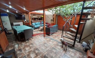 Hermosa Casa Tres Pisos, 4 Dormitorios, 4 Baños, Calle Septimo de Linea, Villa Los Altos de Quilicura.