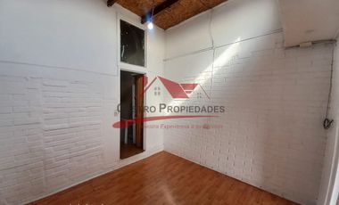 Casa de Dos Pisos Ampliada con 4 Dormitorios, 2 Baños, Villa Carampangue, Comuna de Quilicura.