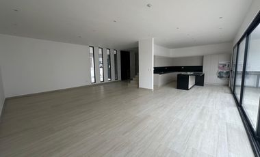 RESIDENCIA DE 3 NIVELES EN CARRETERA NACIONAL