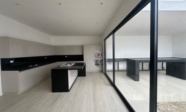 RESIDENCIA DE 3 NIVELES EN CARRETERA NACIONAL