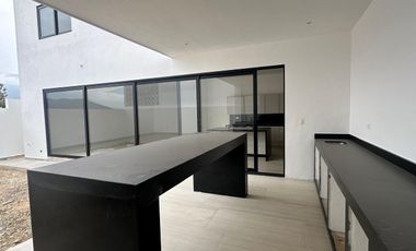RESIDENCIA DE 3 NIVELES EN CARRETERA NACIONAL