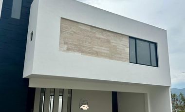 RESIDENCIA DE 3 NIVELES EN CARRETERA NACIONAL