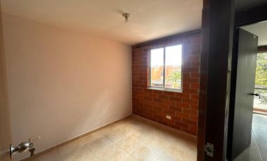 SE ARRIENDA CASA