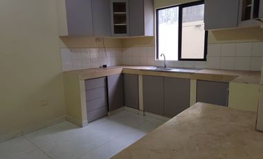 Casa de alquiler en la Urbanización Villa Club, ave Leòn Febres Cordero.
