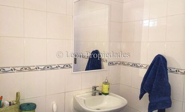 Leon Propiedades vende parcela con casa en sector Alhue, a orilla de camino principal, Curacaví.