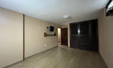 Linda Casa en Esquina 1076 m² en Michigan - La Molina