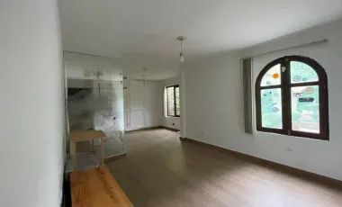 Linda Casa en Esquina 1076 m² en Michigan - La Molina