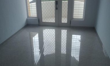 Rumah Luas 160m 2 Lantai Siap Huni di Taman Modern Cakung, 4 KT, Lampu Kristal & Listrik 5.500 Watt