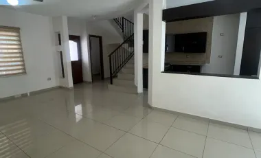 Casa en Venta de Remate en Residencial Privadas de Santiago, Saltillo, Coah.