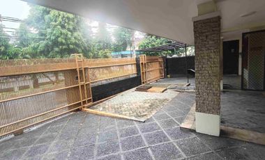 Rumah bagus dalam komplek, cocok buat huni dan kantor, akses dekat stasiun, jl. mt haryono, tol, di Gudang Peluru Tebet
