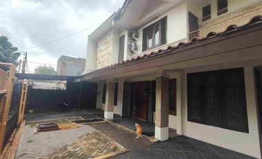 Rumah bagus dalam komplek, cocok buat huni dan kantor, akses dekat stasiun, jl. mt haryono, tol, di Gudang Peluru Tebet