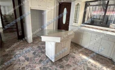 CASA EN RENTA solo uso  COMERCIAL Ideal para:
• Oficinas corporativas
• Consultorios médicos, psicológicos o nutricionales
• Academia de idiomas, música o regularización
• Centro de capacitación
• Despachos jurídicos, contables o administrativos