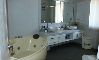 AMPLIA CASA EN VENTA O ALQUILER  CON PISCINA- LOMA BLANCA - PIURA