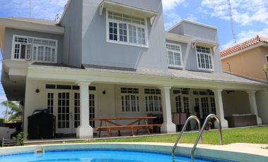 AMPLIA CASA EN VENTA O ALQUILER  CON PISCINA- LOMA BLANCA - PIURA