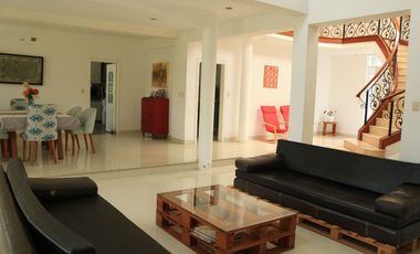 AMPLIA CASA EN VENTA O ALQUILER  CON PISCINA- LOMA BLANCA - PIURA