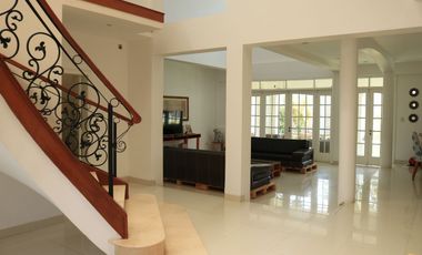AMPLIA CASA EN VENTA O ALQUILER  CON PISCINA- LOMA BLANCA - PIURA