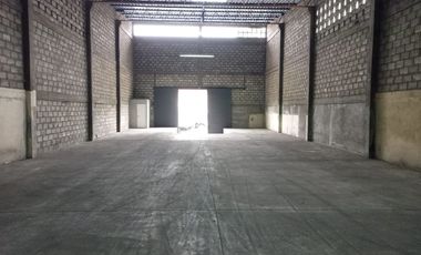 Bodega de alquiler en la ave Juan Tanca Marengo, 500 m2, Conjunto de Bodega