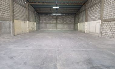 Bodega de alquiler en la ave Juan Tanca Marengo, 500 m2, Conjunto de Bodega