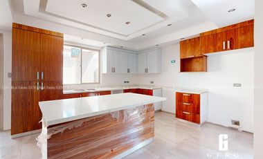 CASA EN VENTA CON MATERIALES DE LUJO