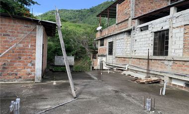 Casa en venta en Montecristi cerca a la iglesia