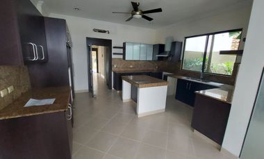 Samborondon, Renta de Hermosa Casa de 5 Dorm. con Piscina y Vista Al Rio