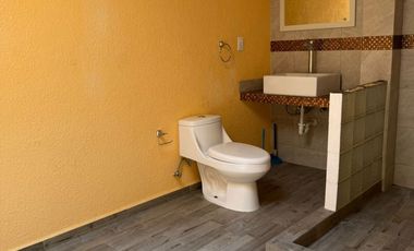 SE RENTA CASA CON LOCAL COMERCIAL, EN VIVEROS DE LA LOMA, TLALNEPANTLA (FRENTE MUNDO E)