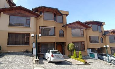 En venta casa 4 dormitorios, dos parqueaderos Quito Norte Santa Lucia.