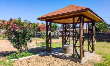 Leon Propiedades vende parcela con gran piscina olímpica y quincho en sector El Ajial, Curacavi.