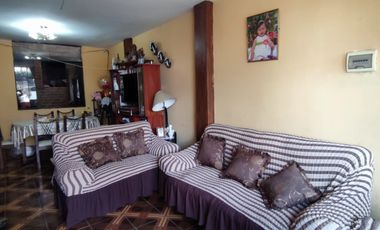 VENDO CASA EN ZONA COMERCIAL  POR EL MERCADO MODELO DE PIURA