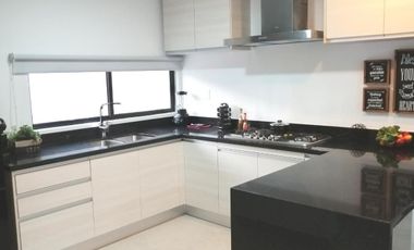 CASA EN VENTA EN CANCÚN, AV. HUAYACÁN, EXCELENTE OPORTUNIDAD!!!